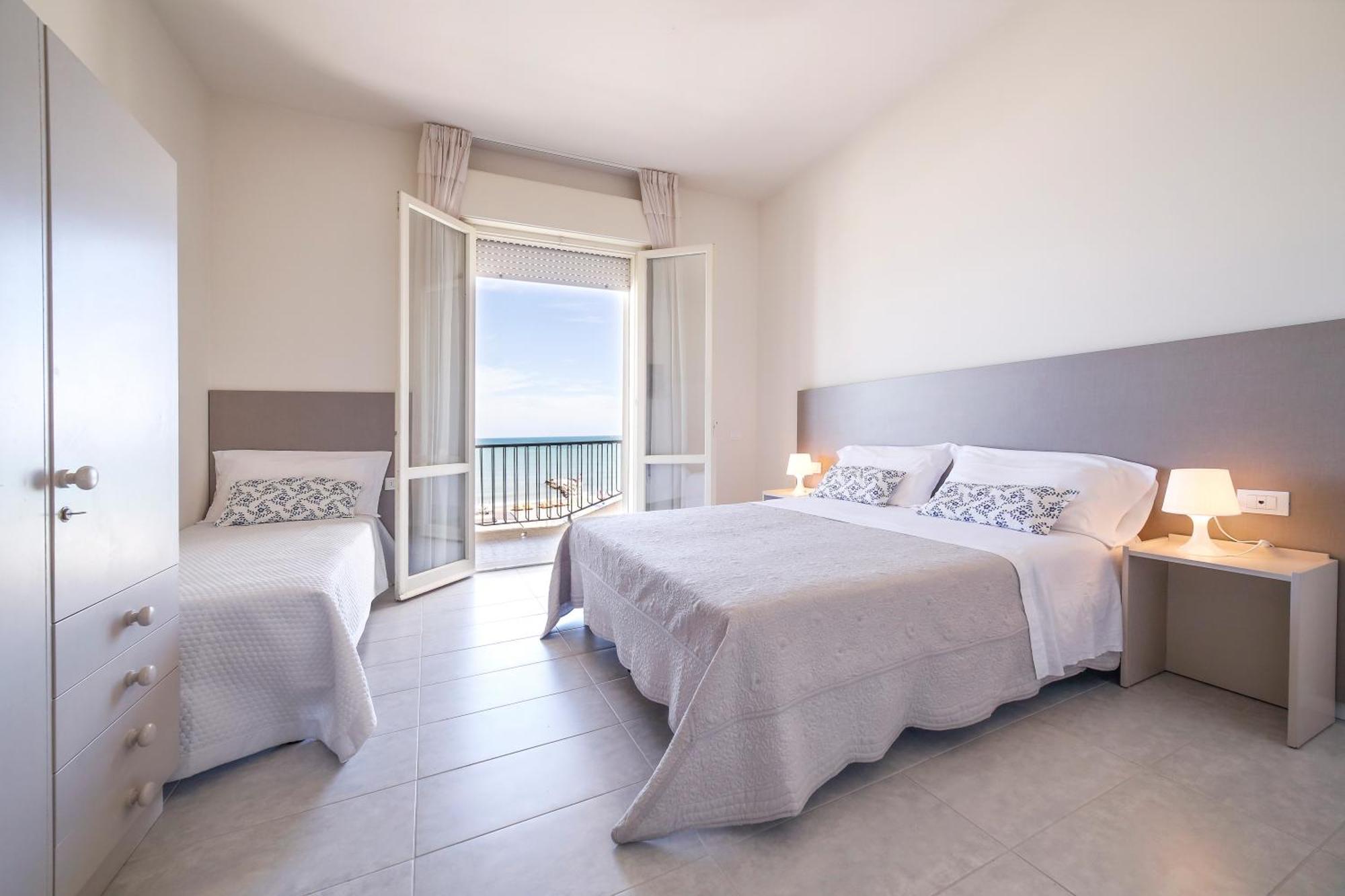 Ambasciatori Hotel - Beach Front -Breakfast Xxl & Brunch Until 12 30Pm Misano Adriatico Exterior foto